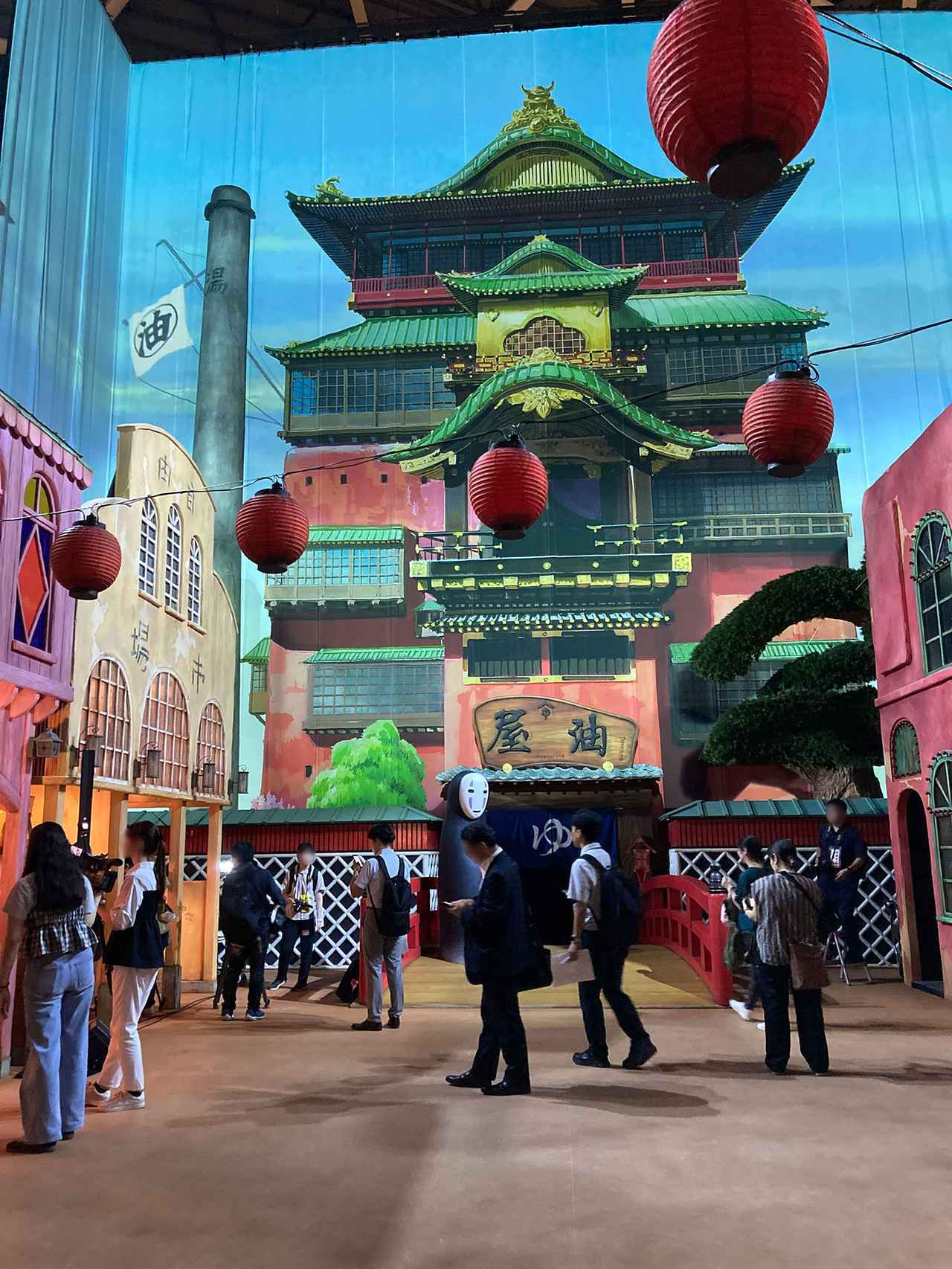 画像: 愛知展で初めて実現した油屋のセット。ひと通り展示を見たあと、突然目の前に現れるこのセットは圧巻。『千と千尋の神隠し』でお馴染みの街並みも細かく再現されている