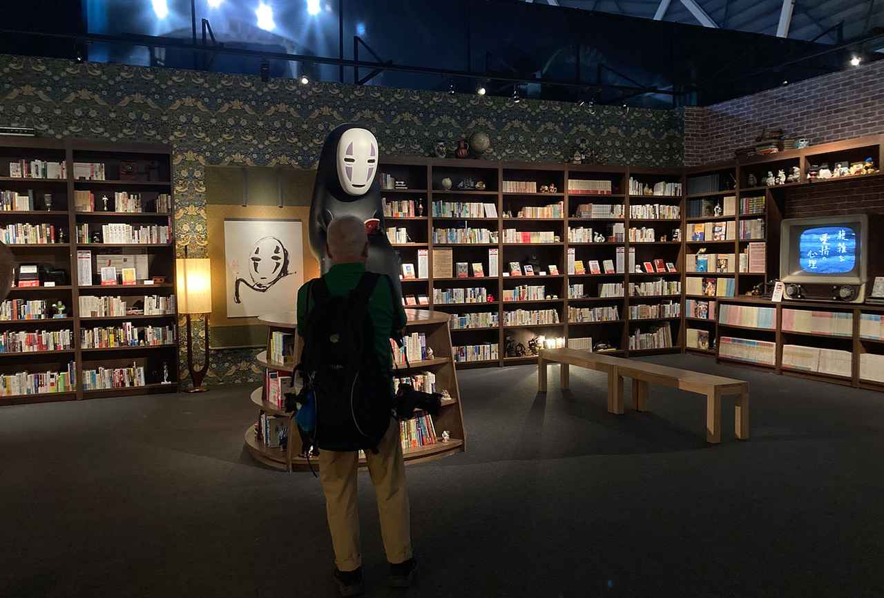 画像: 鈴木プロデューサーの書庫をイメージした「鈴木敏夫の本棚」。本を読むカオナシが中央に据えられ、四方が書物で埋め尽くされた圧巻の空間