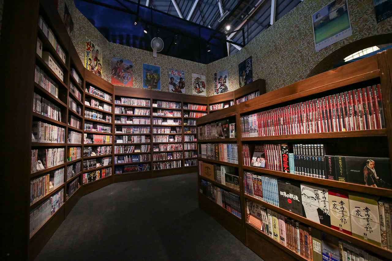 画像: 映画からドキュメンタリーなど、本と同様に幅広いラインナップが並ぶ映画コレクション