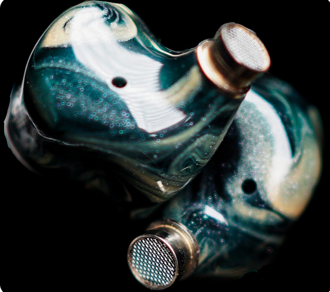 画像2: BGVPから、フラッグシップIEM「Phantom Gold Rose Ver.Limited」が7月26日に発売。温度により色味が変化するサーモニック色素の塗布で、装着によって普段とは異なる色味が楽しめる。ケーブルは4.4mmバランス対応