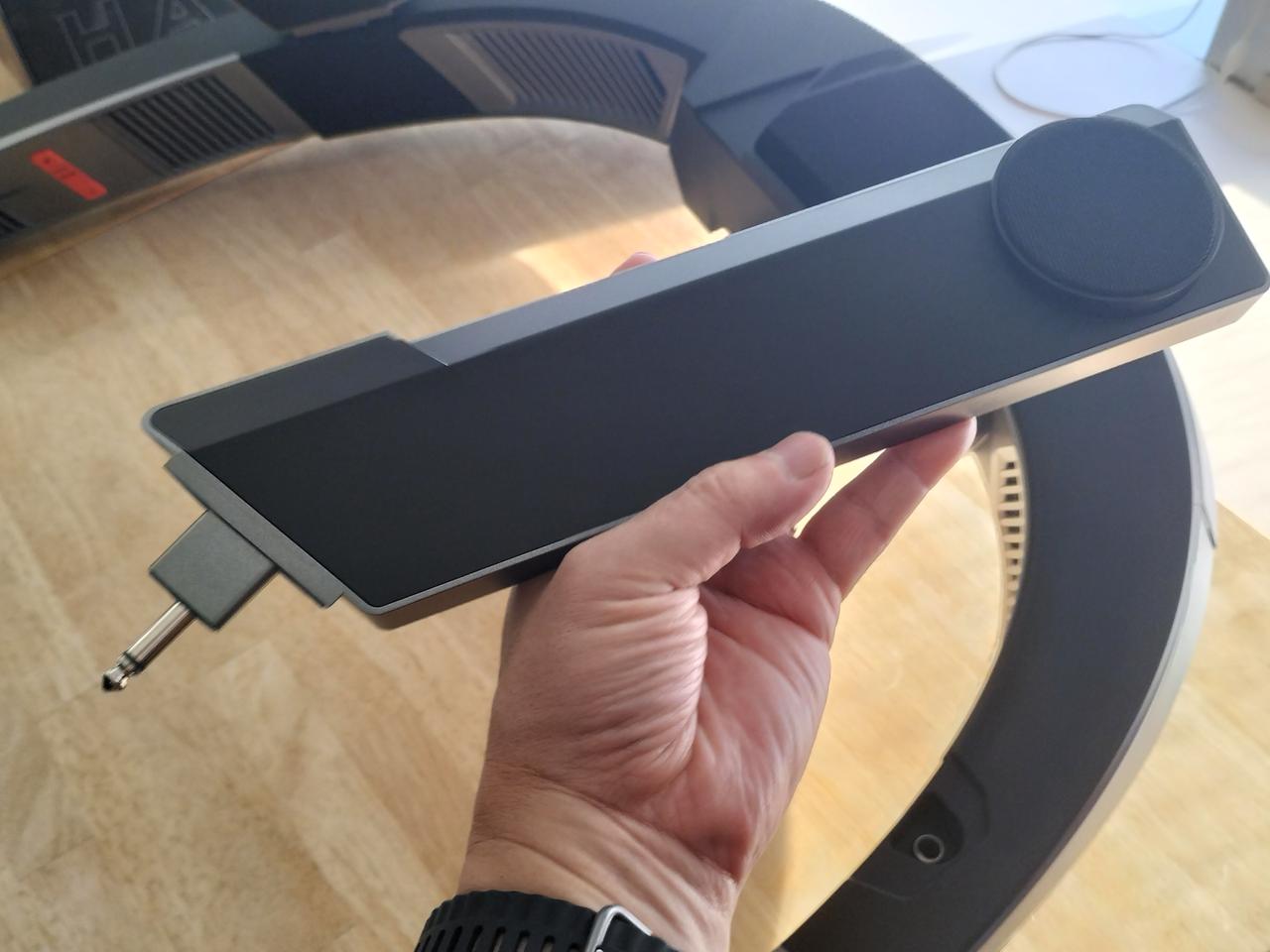 画像: 左右のオーバーヘッドスピーカーは取り外しが可能