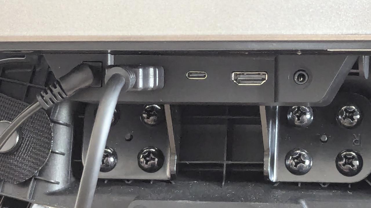 画像: 電源やUSBケーブルをまとめる専用カバーも付属している