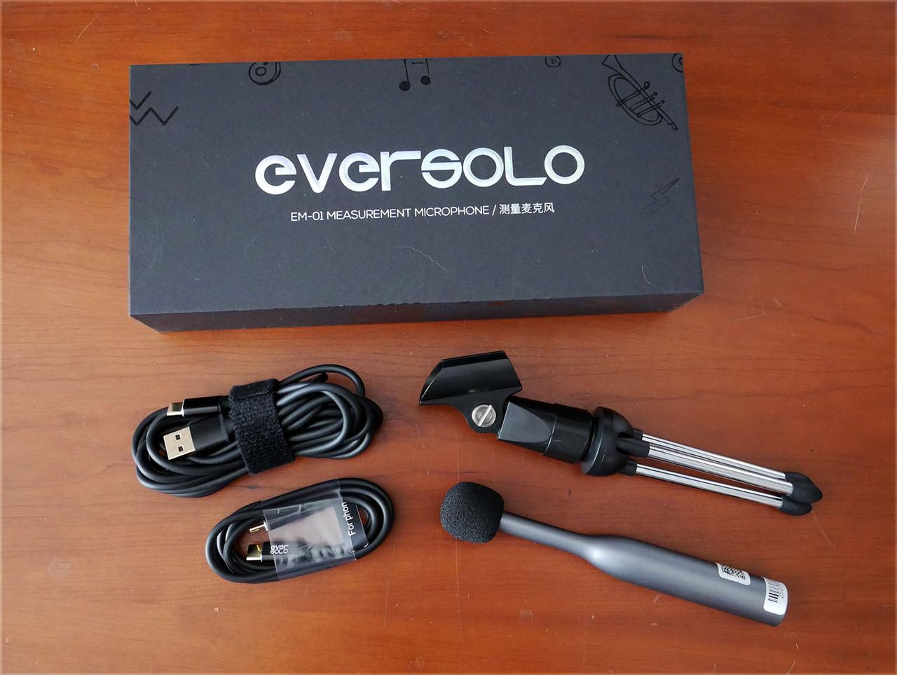 画像: 付属マイクの「EM-01」(単品販売時の価格は¥22,000、税込)。マイクとDMP-A10を、同梱のUSBケーブルでつないでアプリを立ち上げるだけで測定ができる。測定用のマイク補正ファイルは箱の側面についているQRコードからダウンロード可能