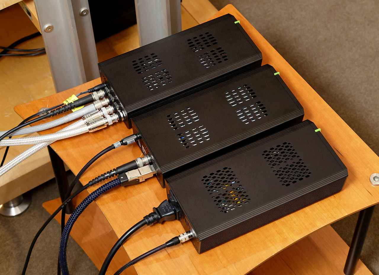 画像: 写真最上段の「sCLK-OCX10」は4系統のマスタークロック出力を備えている。今回はそれをすべて使って、sMS-2000やsNH-10G、USB DACのエソテリック「N01XD SE」などをつないでいる