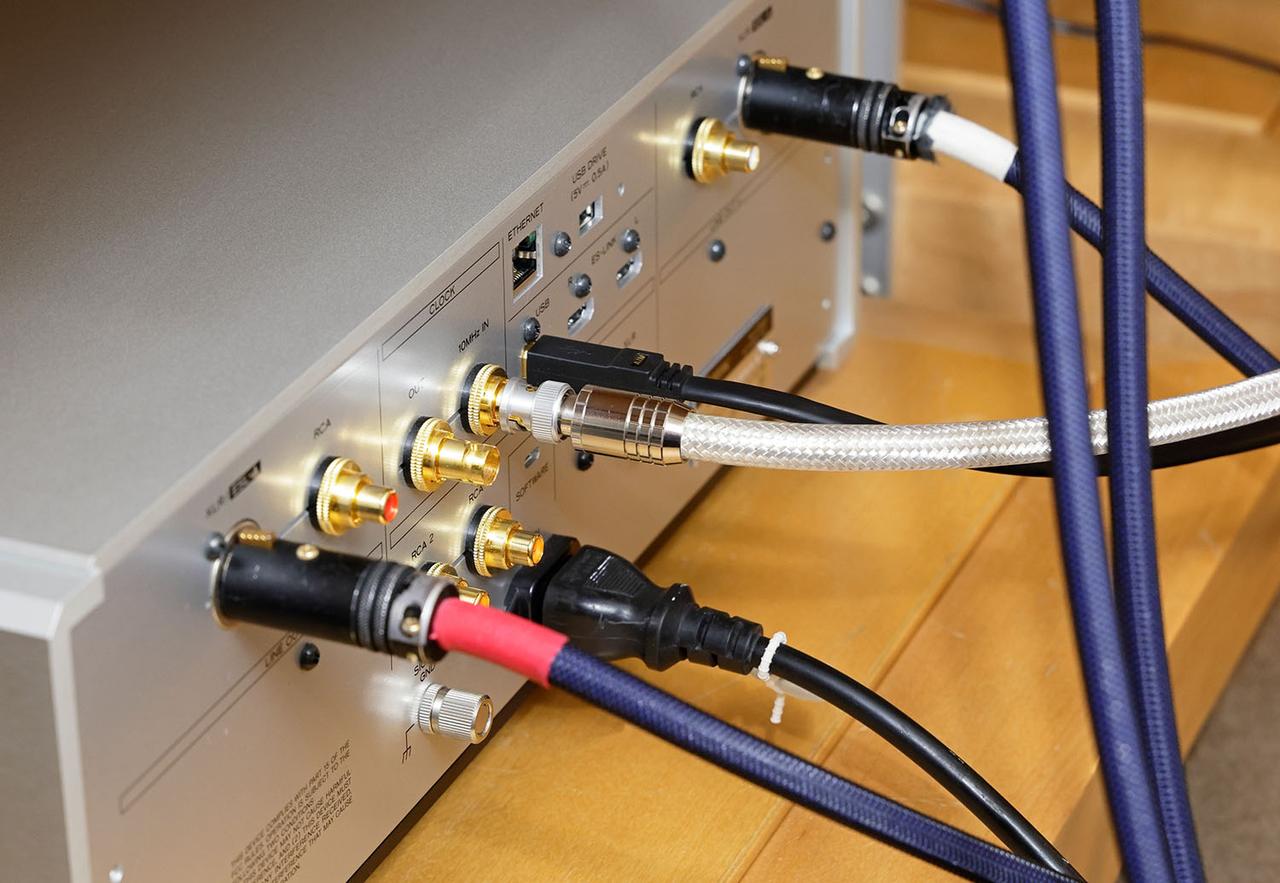 画像: 「N01XD SE」はクロックの入出力端子も備えている。今回は「sCLK-OCX10」から10MHzのクロックを供給した