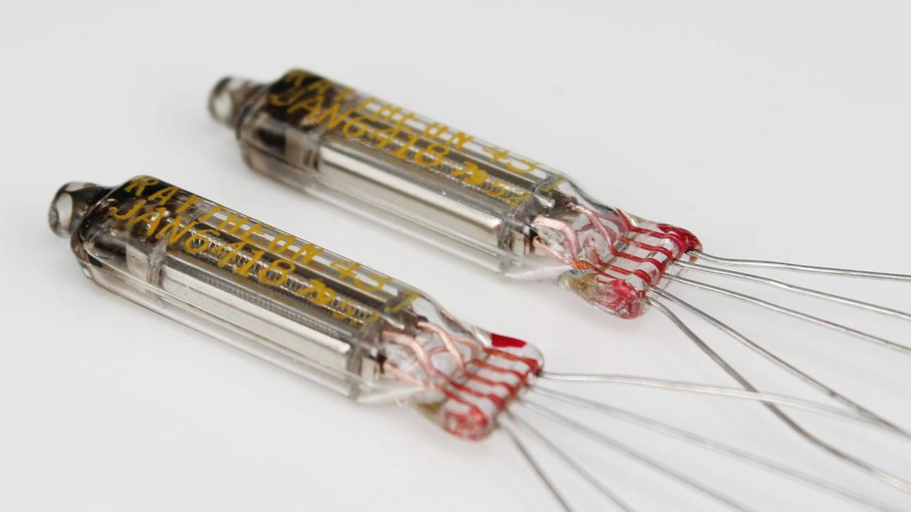 画像: Raytheon製の直熱小型5極管「JAN6418」を2基搭載
