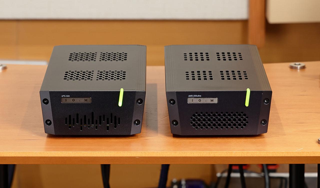 画像: 「sMS-200ultra(Neo)」(¥260,150、税込、マスタークロック入力付、写真右)は、DSD 22.4MHz、PCM 768kHz/32ビットの伝送にも対応したネットワークトランスポートで、Diretta TARGETだけでなく、Diretta HOSTとしても使うことができるという。背面のUSB端子にメモリーを取り付けることで、ミュージックサーバーとしても使えるなど、豊富な拡張性も備えている