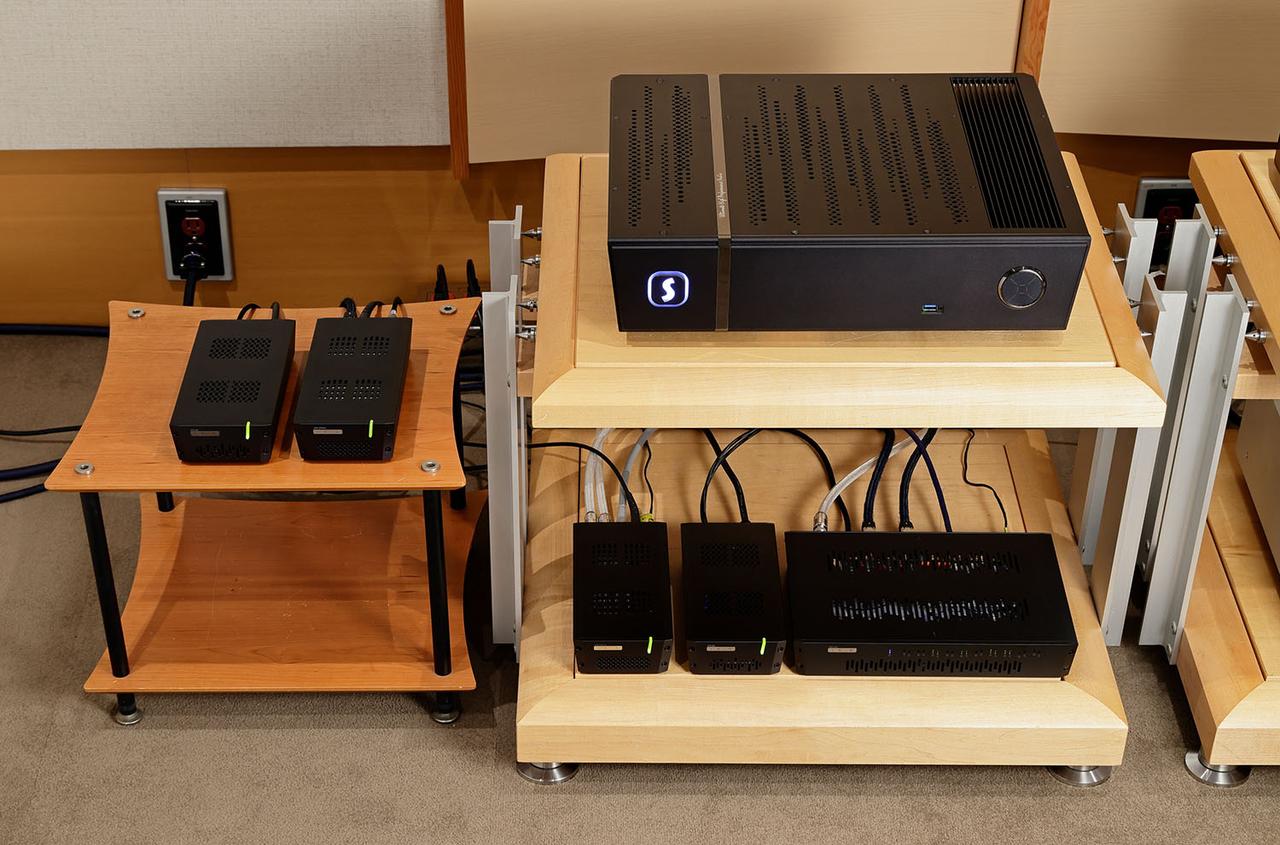 画像: 今回の試聴で使った主なSOtM製品。右のラック上段がネットワークサーバーの「sMS-2000」本体で、下段が左からマスタークロック「sCLK-OCX10」と電源ユニット、その隣がネットワークスイッチの「sNH-10G」。左のラックはDiretta TARGETとして組み合わせた「sMS-200ultra」と電源ユニット