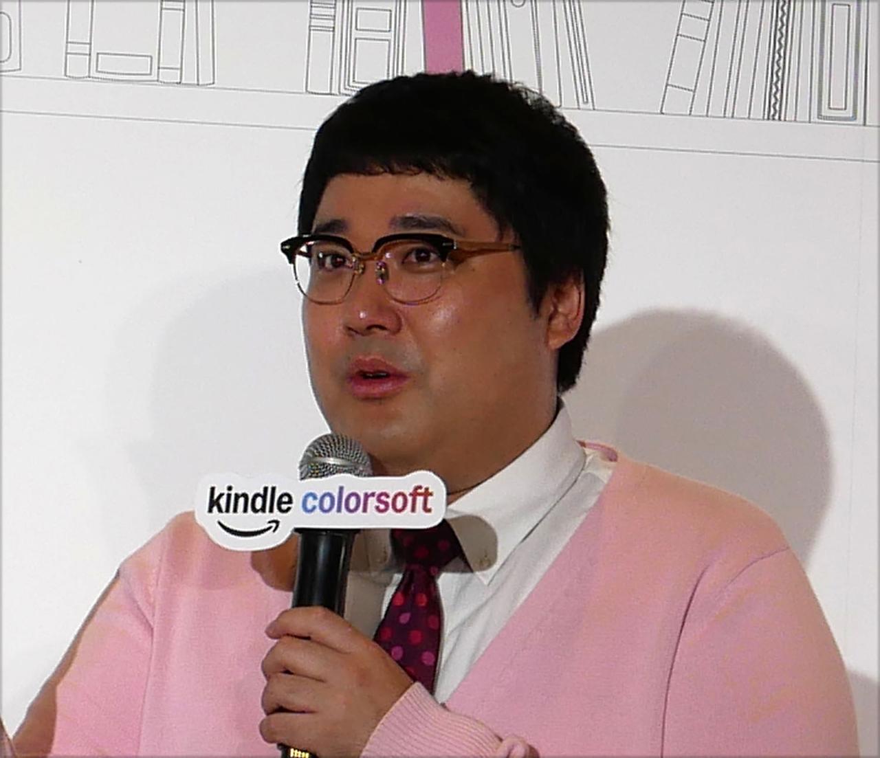 画像: Kindleに触れて、その軽さ、使いやすさに衝撃を受けた様子の村上さん