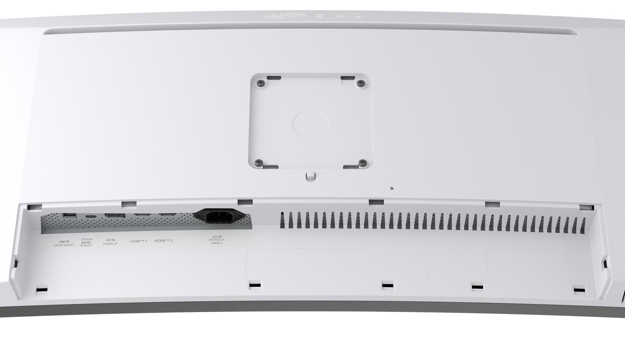 画像: 背面の端子には、HDMI×２、ディスプレイポート×１、USB Type-C×１、USB Type-A×２、ヘッドホン端子×１を装備する