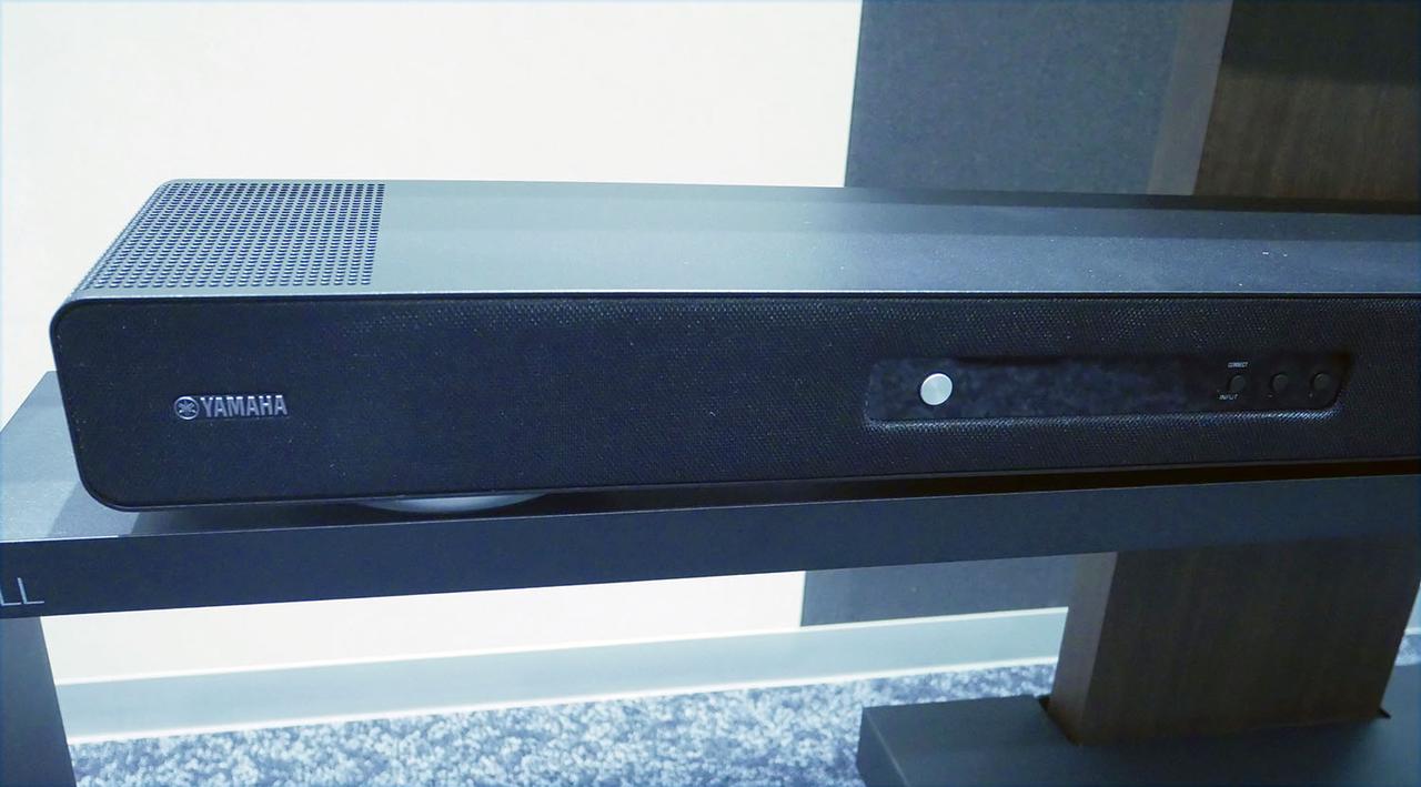 画像: サウンドバー本体はW1180✕H70✕D140mmと、テレビ手前に置いても画面を邪魔しないサイズを実現。剛性の高いメタルフレームを使い、大型インシュレーターを採用するなど、振動への作対策も施している