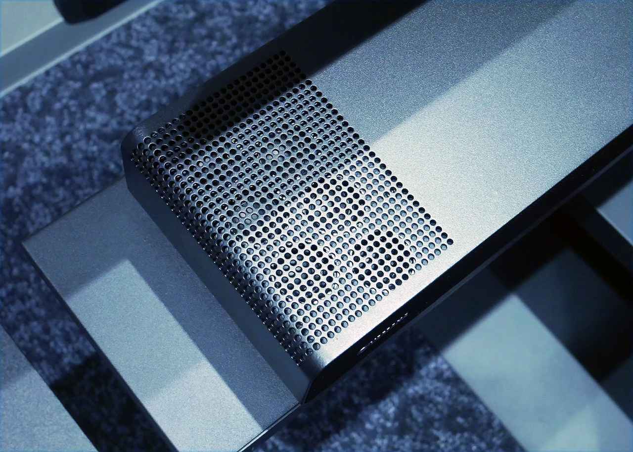 画像: 本体天面左右に各6基のハイトビームスピーカーを搭載。それぞれのスピーカーのタイミングを調整し、高さ方向の再現性も追求した