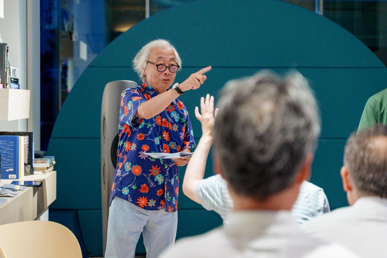 画像: 参加者へ趣旨説明をする麻倉さん