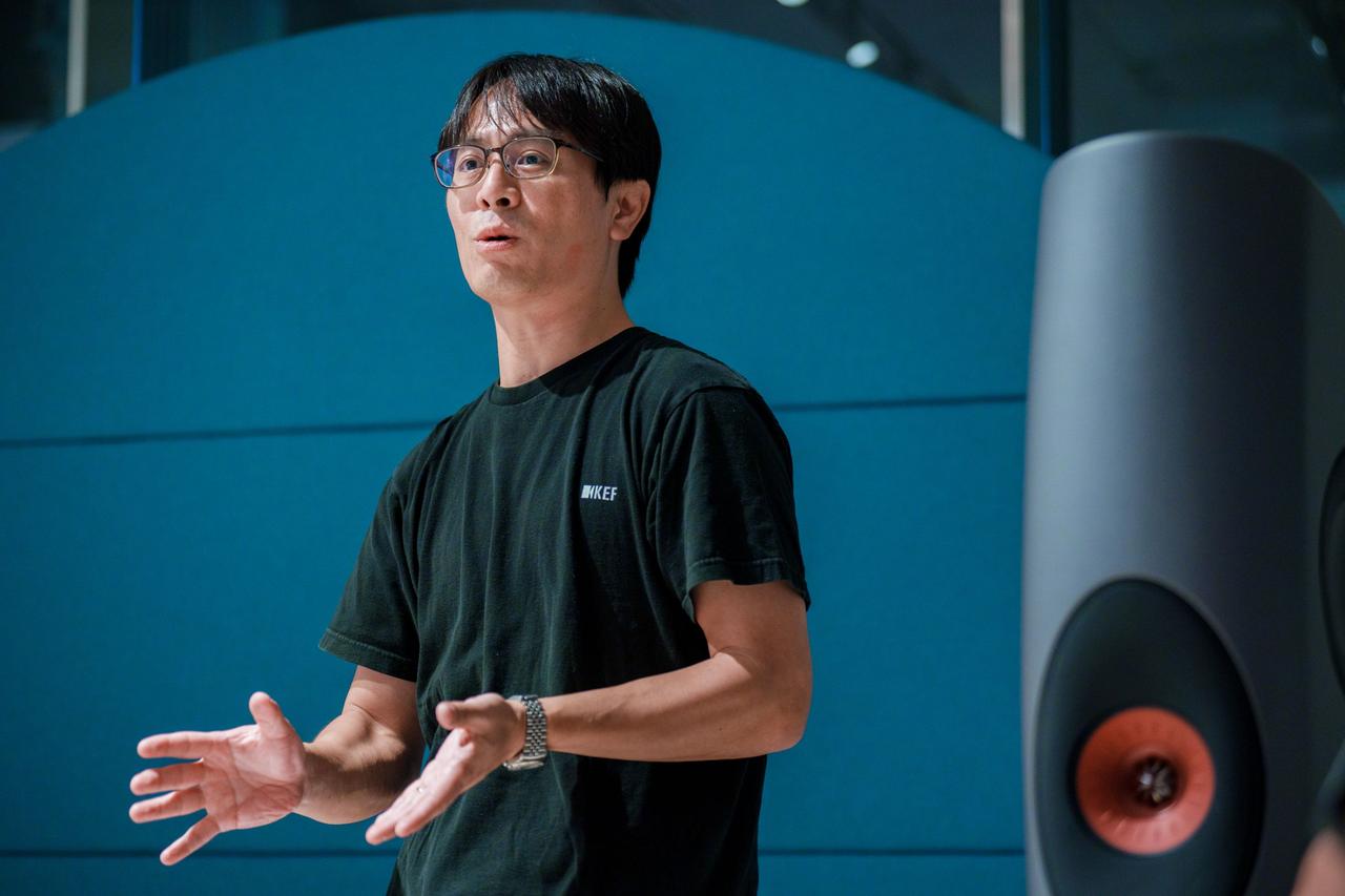 画像: 「Blade Two Meta」を中心に使用機材を説明するKEF JAPAN セールス&デベロップメント マネージャーの岩戸將和さん