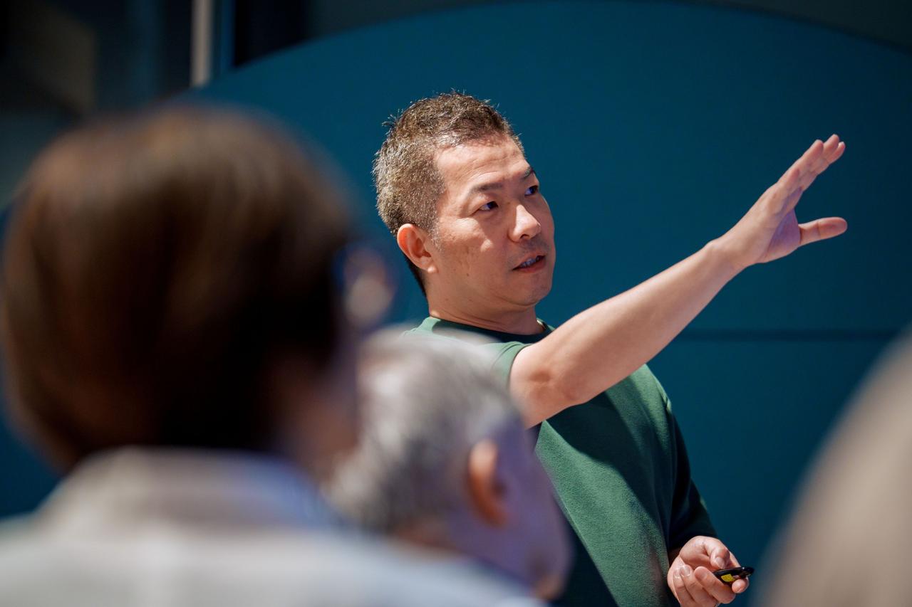 画像: Qobuzについて説明する祐成さん。Qobuzの名前は、カザフスタンの伝統楽器である「コブズ(Kobyz)」から由来している