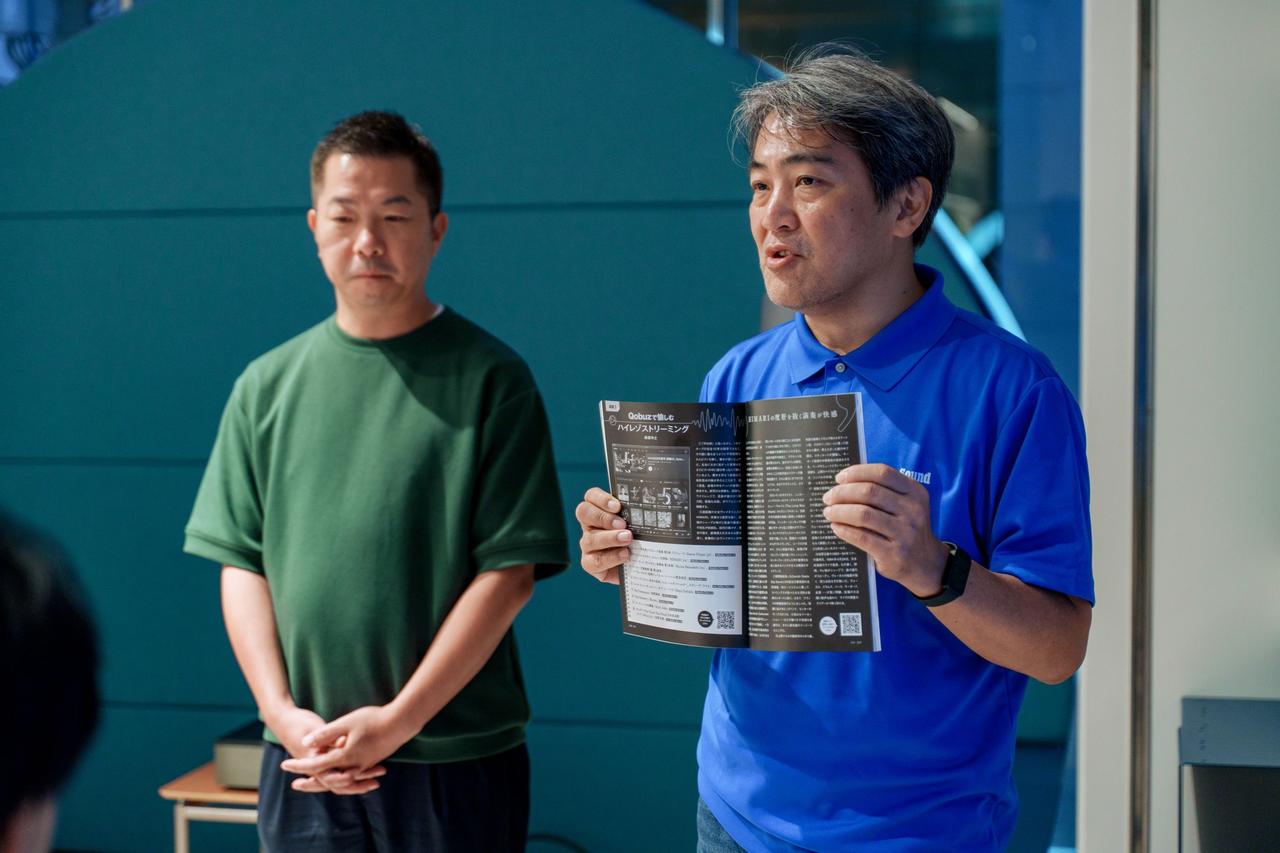 画像: 季刊「HiVi」の編集長、辻潔(写真右)。手に持っているのは、本イベントで再生される音楽作品を紹介しているHiVi2025年夏号