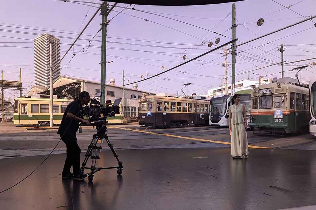 画像: 今度は、広島の路面電車車庫の背景アセットで撮影している様子。今にも走り出しそうな路面電車が印象的