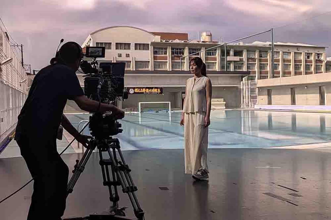 画像: 3DCG生成技術により制作した背景を表示させてVP撮影を行なっている様子