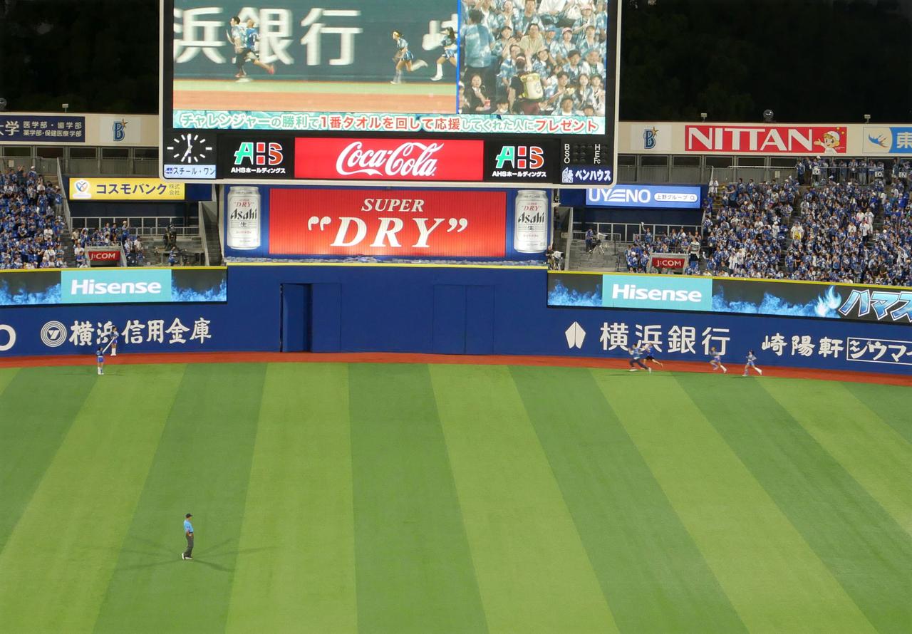 画像: 「Hisense ハマスタバトル」の様子。写真が小さくてわかりにくいけど、写真右奥でdianaとお客さんがリレー競争をしています