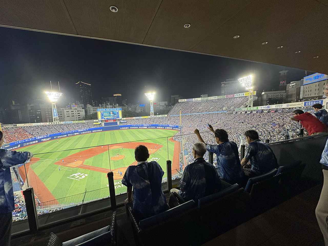 画像: バルコニーで野球観戦を楽しむ面々。この日は1点を争う好ゲームで、応援にも力が入りました