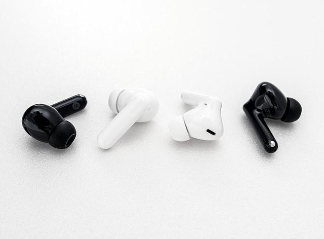 画像: ▲形状はスティック型で、新たにイヤーチップを備えたカナル型になったことで装着時の重量バランスもよく、長時間の使用でも快適に使えるようになっている