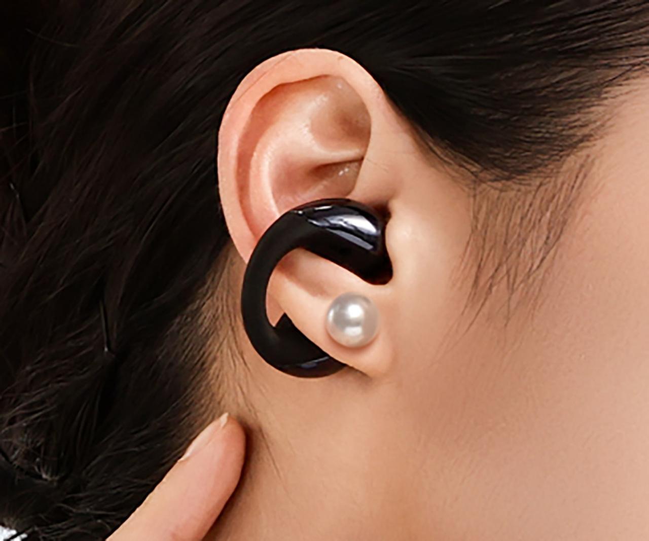 画像: イヤーカフ部分いはシリコン素材を使用しているため、長時間の使用でもストレスを感じることなく装着できる