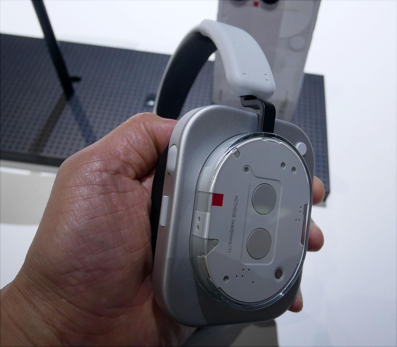 画像: 右ヘッドホンには3種類の物理スイッチを搭載する