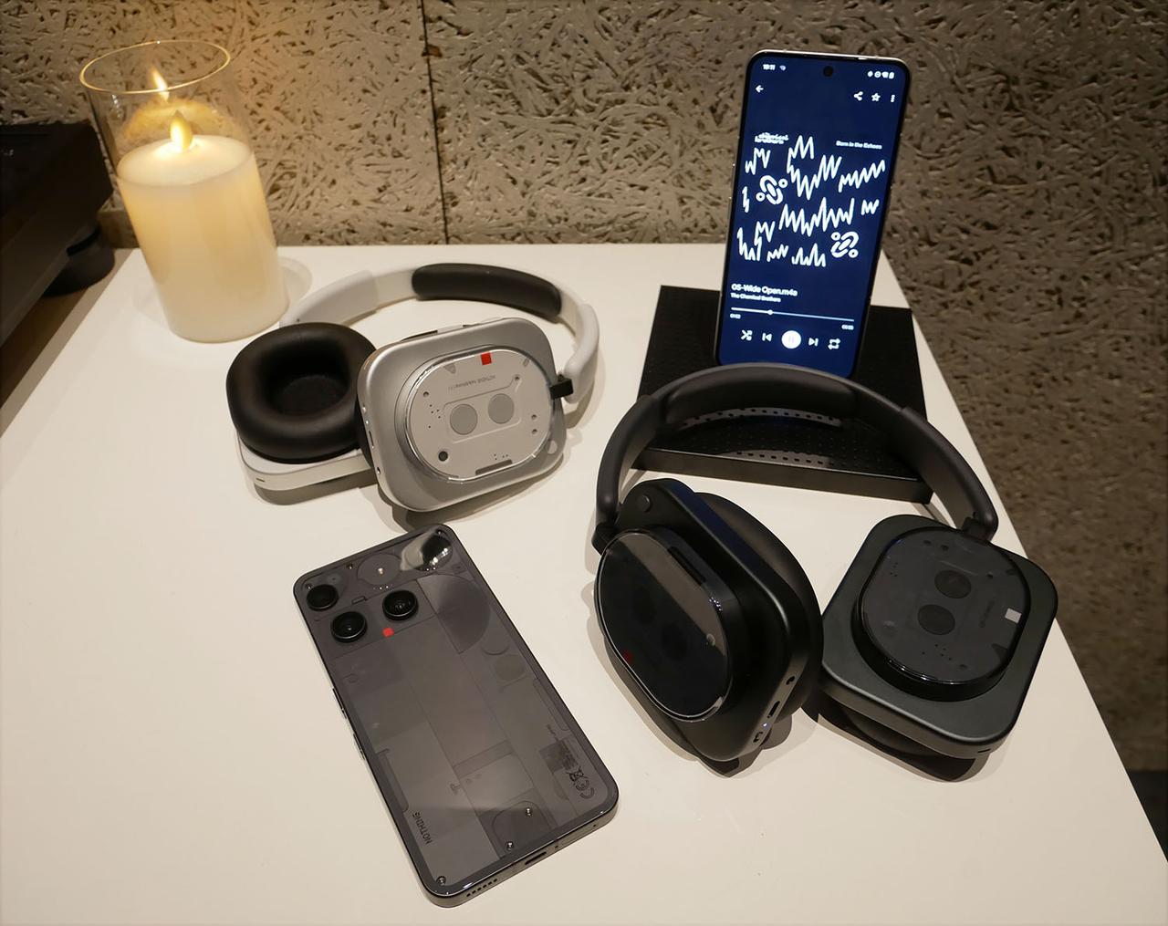画像: 「Headphone(1)」「Phone(3)」ともホワイトとブラックの2色展開
