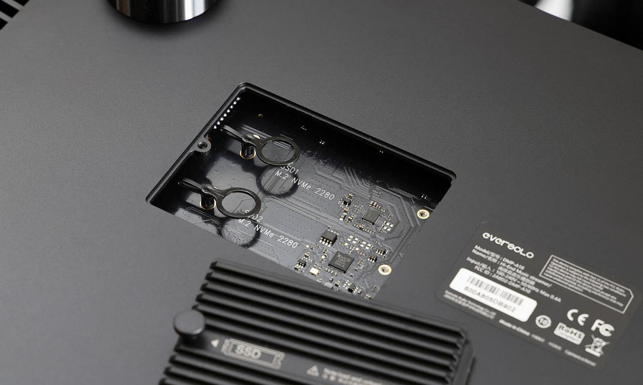 画像: DMP-A10の底面にはSSD用の拡張スロットが2基準備されている。それぞれ最大4Tバイト、合計8Tバイトの装着が可能。ここに取り付けたSSDから再生する音は一度聴いてみる価値があります