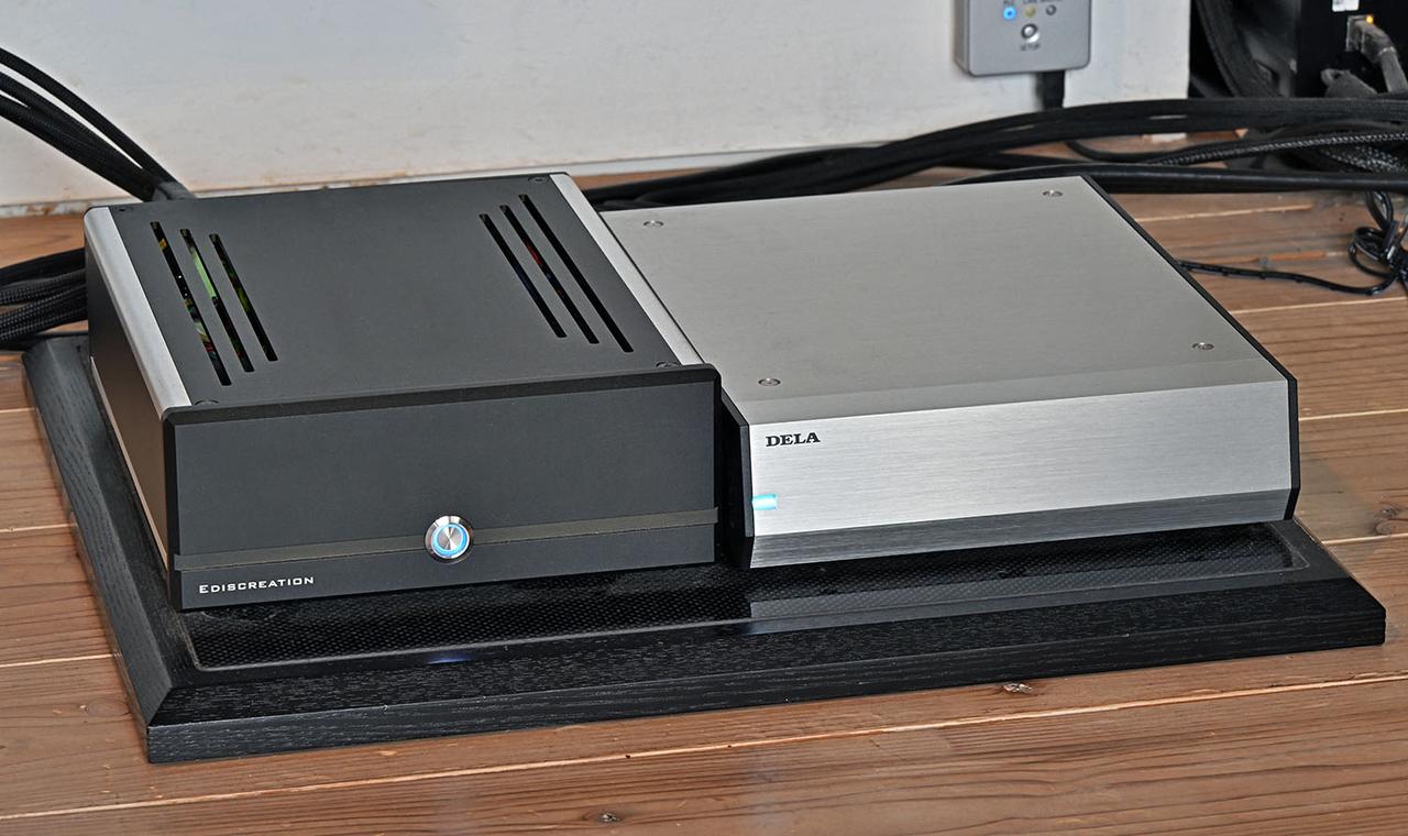 画像: 山本邸ではストリーミングサービスの音質改善にも充分に配慮している。写真左が光絶縁ツールのエディスクリエーション「FIBER BOX2」で、これを通すことで外部ネットワークから混入するノイズをカットしている