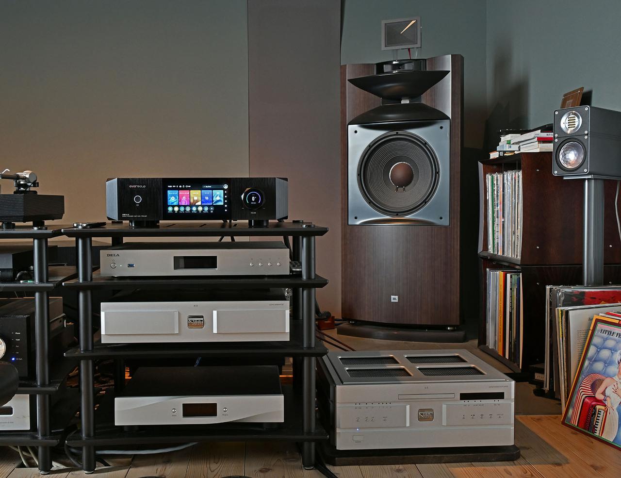 画像: 山本邸に新たに加わったエバーソロ「DMP-A10」。Qobuzなどのストリーミングサービスとミュージックサーバー＆内蔵SSDからのファイル再生を行うプレーヤーとして活躍している