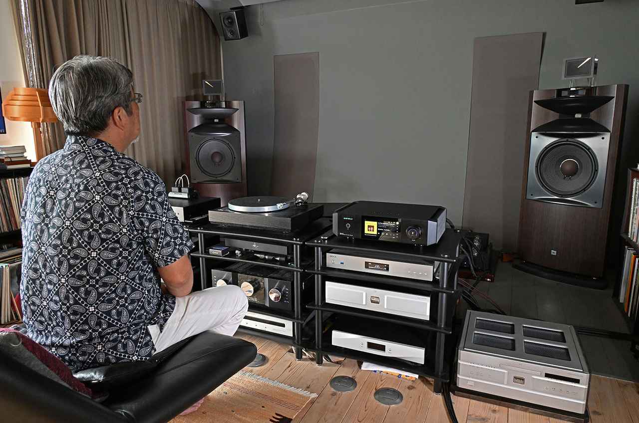画像: お気に入りハイレゾ音源の音を確認する山本さん