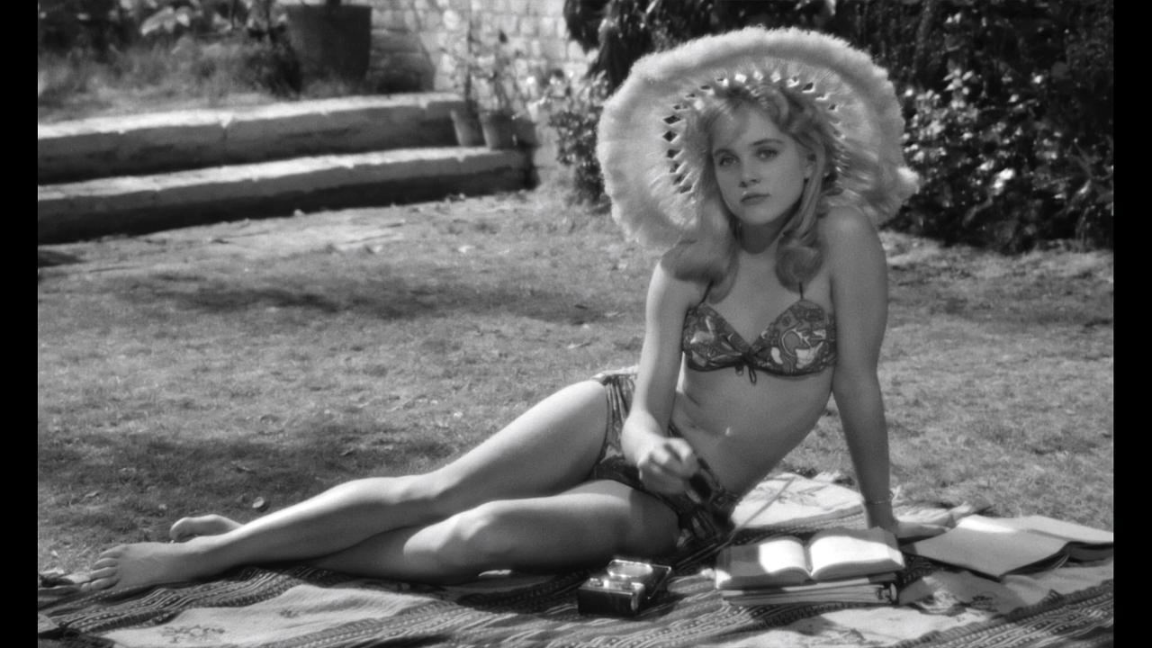 画像: セットが完成したら、私は現場に入り、照明を当てる。電気技師を呼んで、実演照明をすべて設置し、調光器を接続して必要な光量を調節できるようにする。こうしてすべてが整ったら、露出を変えて様々なテスト撮影に入る。テスト映像を見ながら、スタンリーは「あれはいい、あれはダメ」「こっちを試してみよう」「もう少しテスト撮影をしてみよう」などと要望する。よくあった要望は、「そのランプシェードの見た目が気に入らないので、色を変えよう」という類のものだった。このプロセスには常に調整の連続が必要で、それが撮影スケジュールを非常に長いものにした理由のひとつだ。単に照明を使用して特定の配色を実現するよりも、はるかにコストと時間のかかる撮影方法だったが、スタンリーはすべての撮影でそのように作業した。特定のセットやロケ地に戻って変更を加えることも恐れない。自分自身が満足していないフィルムは、1フレームたりとも見なかった。これはスタンリーが行ったほんの一部に過ぎないが、時間を惜しんで妥協して撮影されたものはひとつもない。お金を出して観客がスタンリー ･キューブリックの映画を見に行く価値はここにある。撮影監督ラリー･スミス