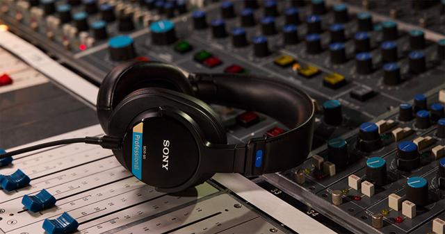 SONY MDR-M1 スタジオモニター ヘッドホン 日本未発売 ソニー、日本未発売のプロ向け密閉型ヘッドフォン「MDR-M1