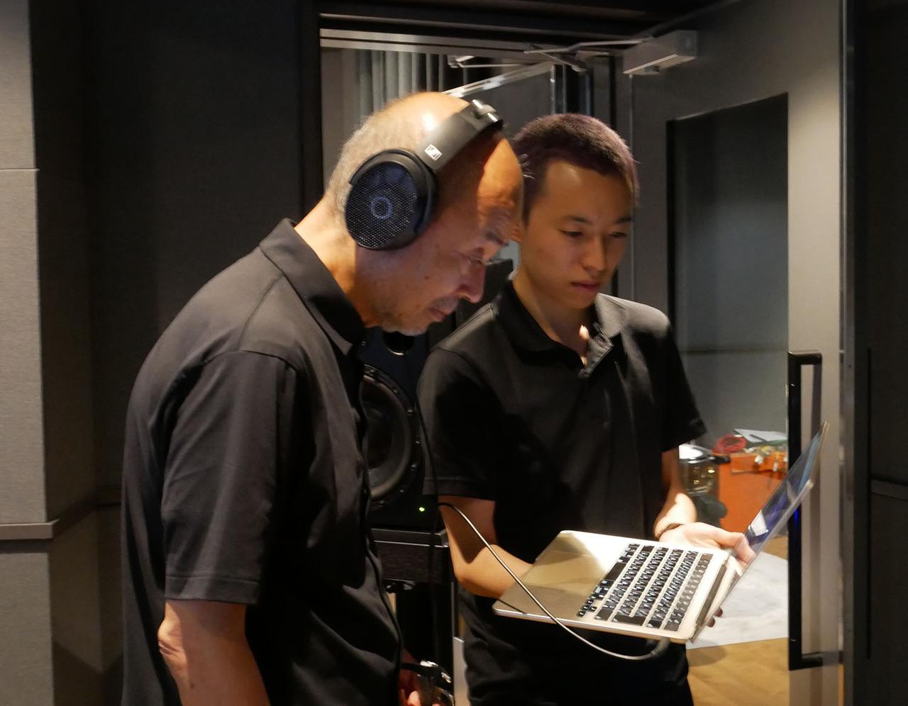 画像: リハーサル時にHPLエンコードした音源を確認する入交さん