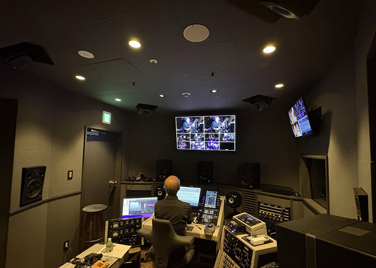 画像: BNJ studioの様子。8〜10畳ほどのスペースに7.1.4モニターシステムが設置され、ドルビーアトモスのミックスも可能とのこと