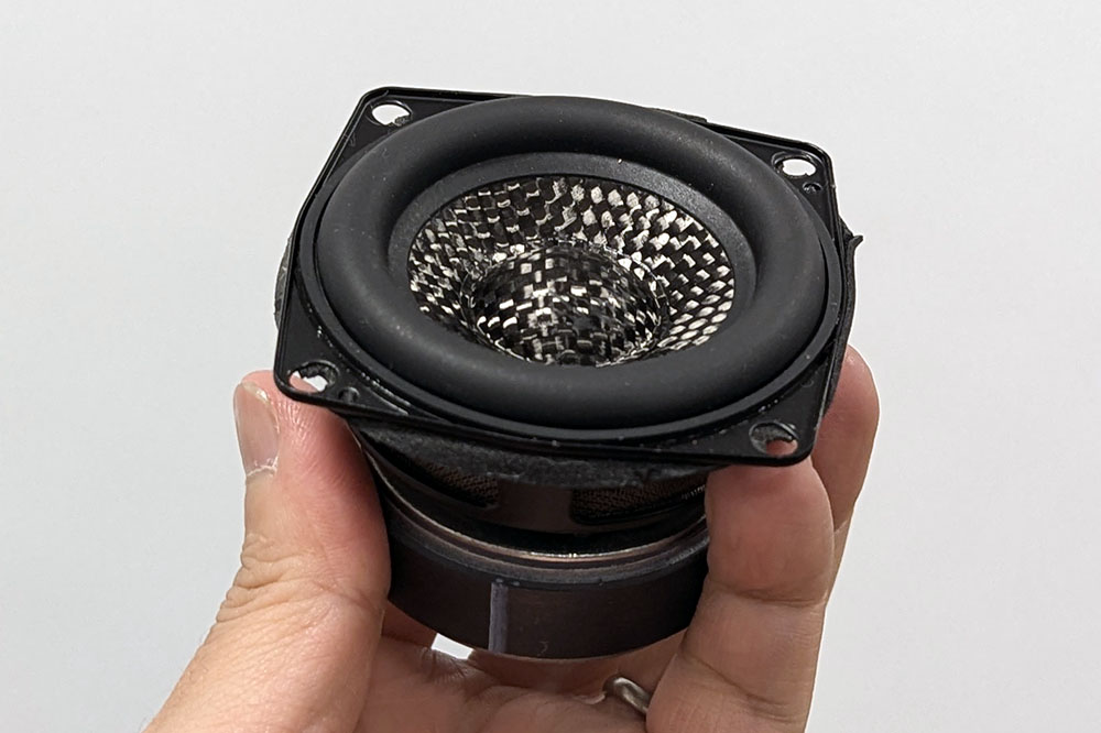 画像: 中低音域用には、力強さと深みを持たせるため64mmのカーボンコーンウーファーを設定している