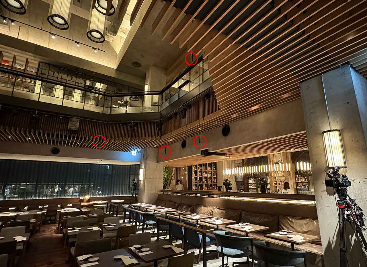 画像: 客席側リアサイド。こちらにも2階部分から4本のマイクが吊り下げられている