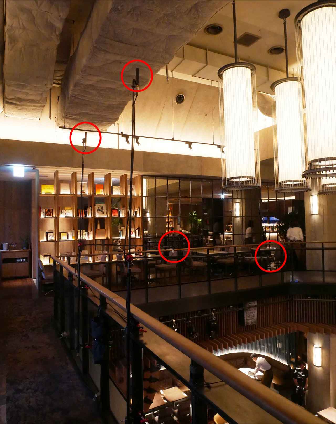 画像: ステージ上部、2階部分の手すりに4本のマイクを設置。天井側の音を収録し、ドルビーアトモスでの空間の広がりを演出するそうだ