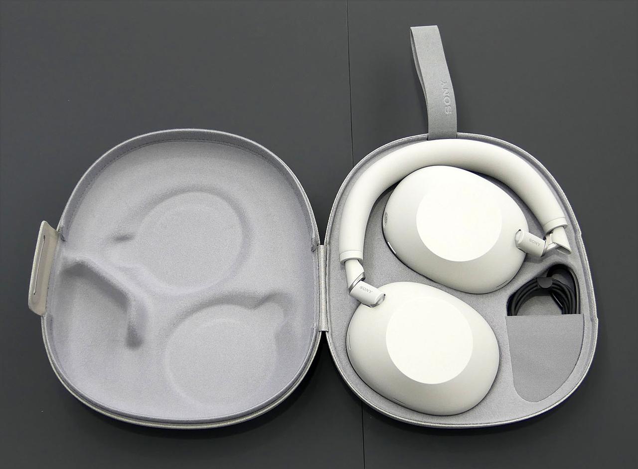 画像: キャリングケースはジッパー式からマグネット式に変更され、より簡単に開け締めができるようになった