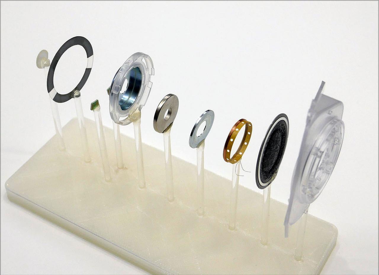 画像: 専用設計されたドライバーユニットの内部構造。右から3つ目のボビンに穴が空いているのが見える。均等に綺麗な穴を開ける方法をみつけるのに苦労したとのこと