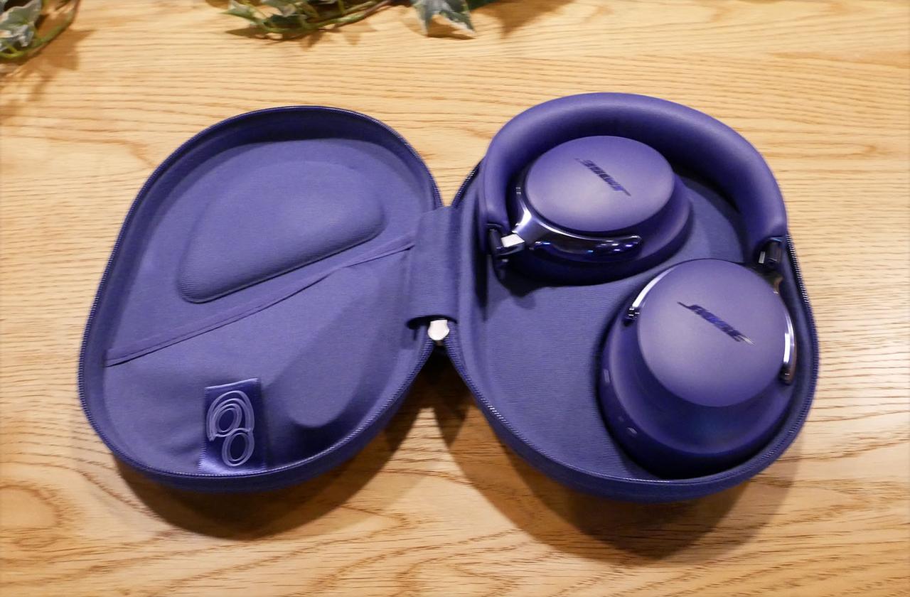 画像: 本体と同じカラーのキャリングケースも付属