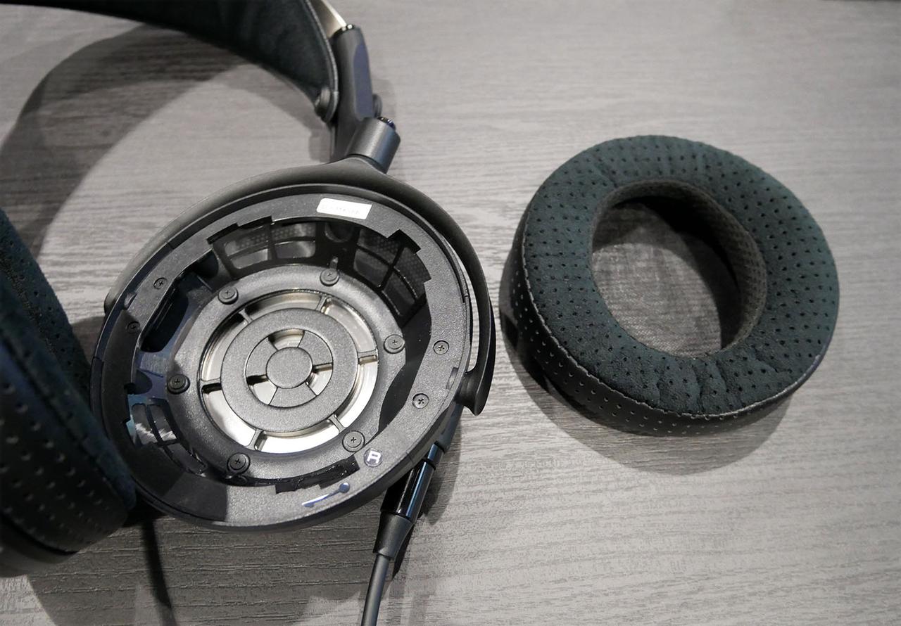 画像: YH-4000には新開発されたイヤーパッドが付属している。筐体サイズは上位モデルYH-5000SEと同じで、イヤーパッドの互換性もあり