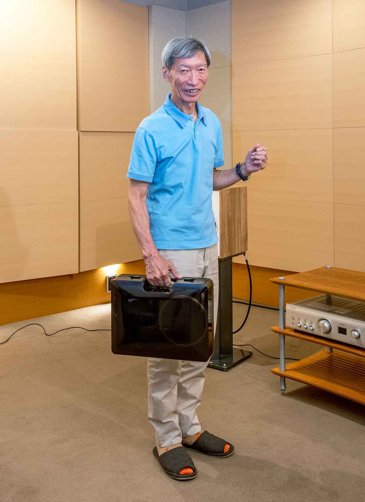 画像: handytraxx 1bitは、付属のトップカバーを取り付けることでアタッシェケースのように持ち運ぶこともできる。屋外でレコードを聴いて盛り上がりたい、といった使い方にも最適です