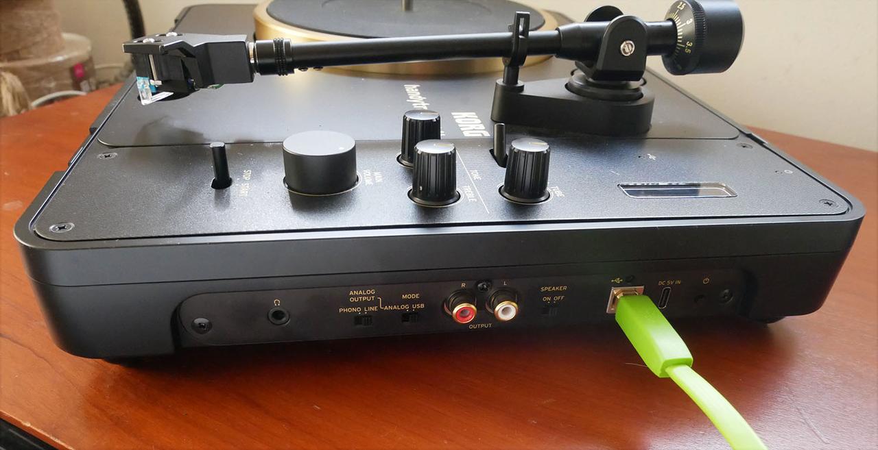 画像: レコードの録音を行う際には、handytraxx 1bitの本体右側面にあるUSB−B端子をパソコンにつなぎ、その左側にある「MODE」スイッチを「USB」にセットする