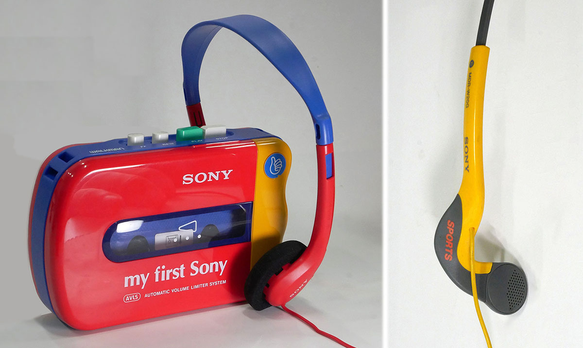 画像: my first Sonyの「ウォークマン」と付属ヘッドホン「MDR-007」（1988）。右は「MDR-W20G」（1998）