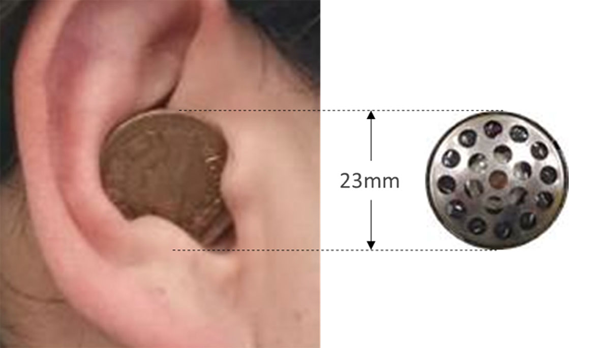 画像: 筆者の耳甲介腔に収まる10円玉と23mmドライバー