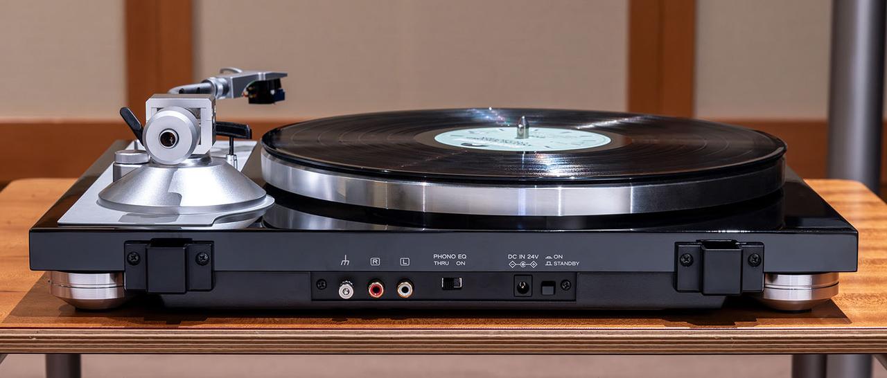 画像: TN-4D-SEはフォノイコライザー（新日本無線製のオペアンプNJM8080）を搭載しており、出力端子横の「PHONO EQ」スイッチでオン/オフを選択できる。プラッター部も含めて厚さが10cmほど（カバーは除く）の本体にブラシレスDCモーターを内蔵した、薄型ダイレクトドライブ方式が特長だ