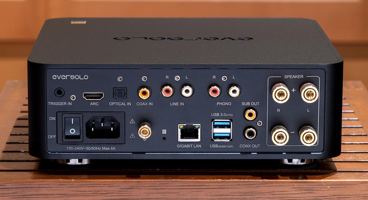 画像: リアパネルにはHDMI（ARC）、各種光デジタル、USB、アナログ/フォノ入力、サブウーファー出力端子等を搭載する。本機をデジタルトランスポートとして使うこともでき、その場合は同軸デジタル、またはUSBから音声が出力される