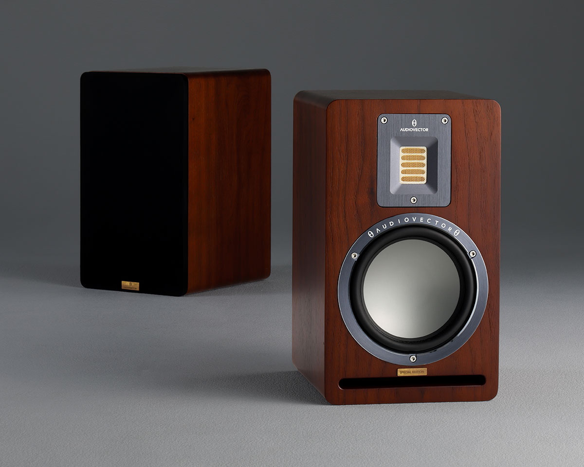 画像: オーディオベクターは1979年にデンマーク・コペンハーゲンで設立されたスピーカーブランドで、高域再生用にハイル・ドライバー（リボン）型のAMTトゥイーターを搭載しているのが特長だ。QR1 SEはシリーズの中で一番小型のモデルとなる